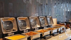 Een buffet met diverse gerechten en toevoegingen.