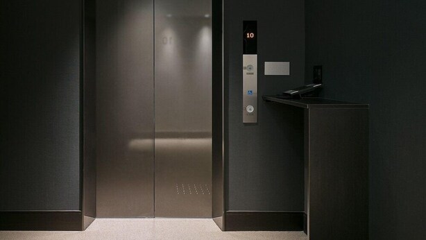 Een moderne lift met een digitaal scherm waarop het cijfer 10 staat.