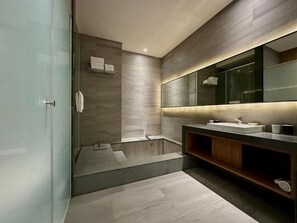 Quarto quádruplo família, vista para a cidade | Banheiro