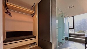 Deluxe driepersoonskamer, uitzicht op meer | Interieur