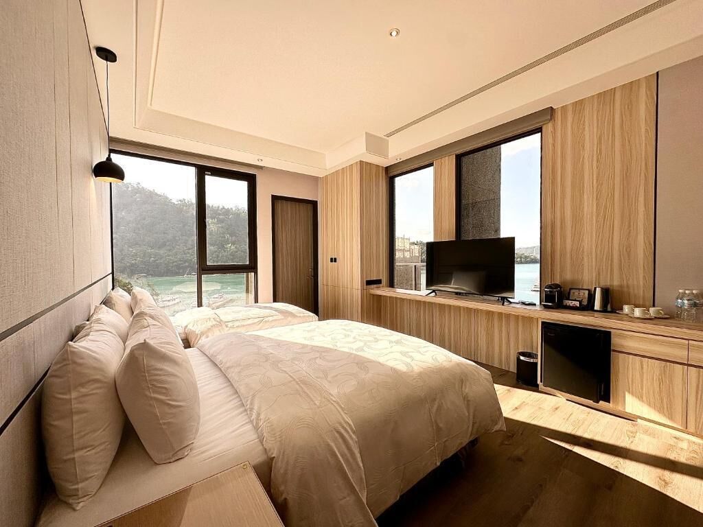 Quarto triplo luxo, vista para o lago