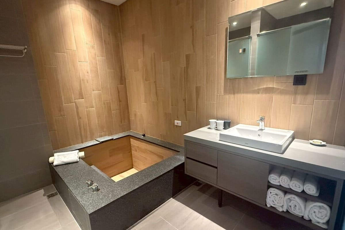 Classic Quadruple Room, City View | Bathroom