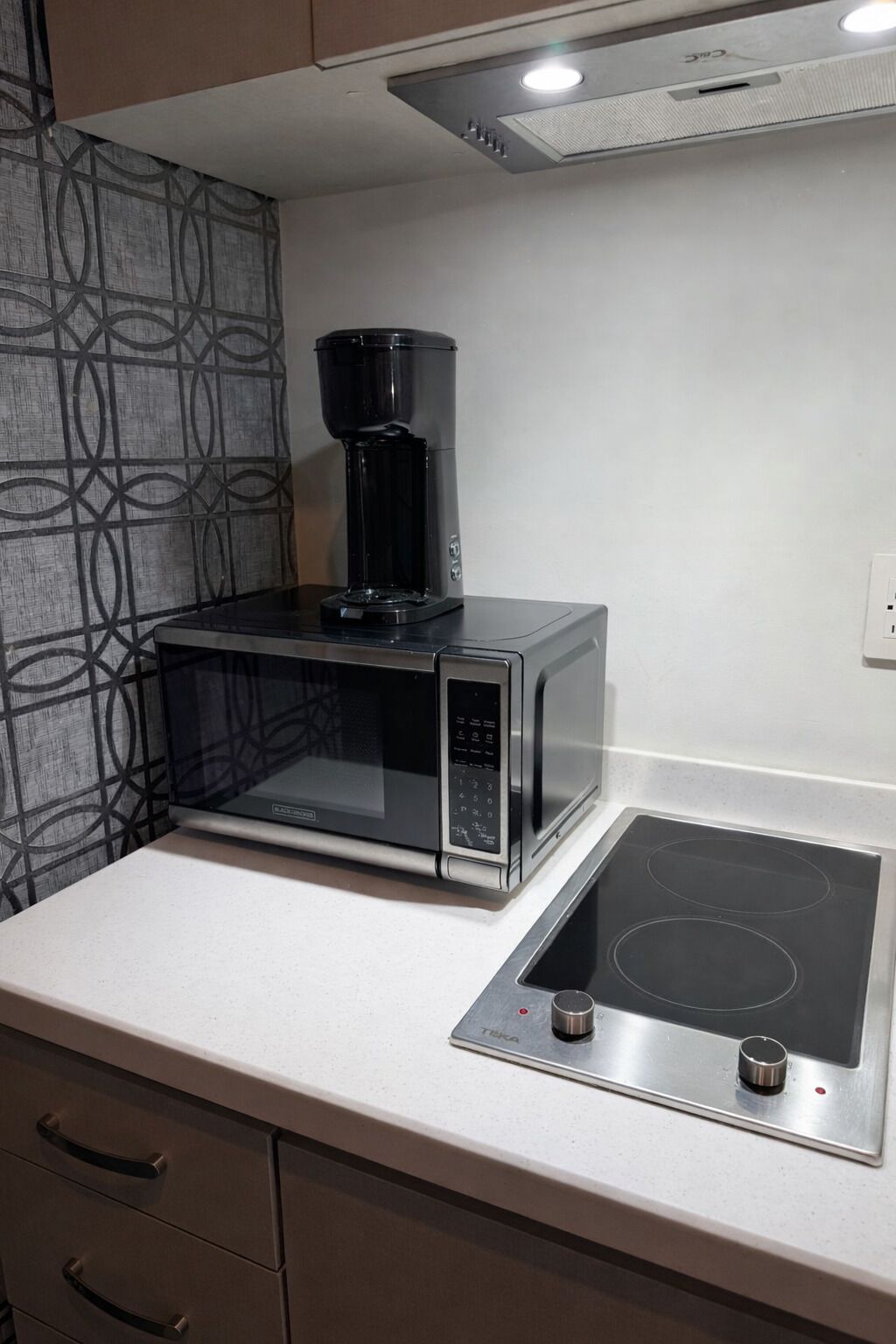 Fridge, microwave, stovetop, cookware/dishes/utensils