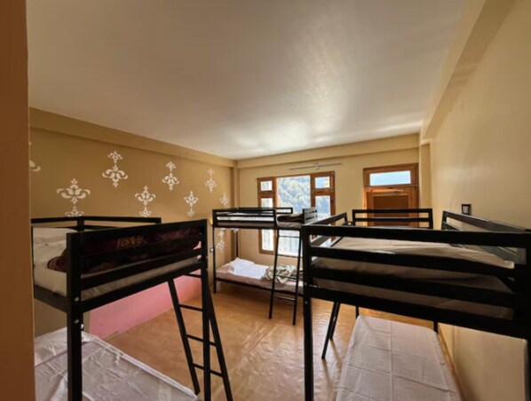 Desk, free WiFi - Yellowjackets Hotel Tosh (Tosh)