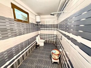 Comfort Shared Dormitory | Bathroom | Free toiletries, towels, soap, shampoo - Yellowjackets Hotel Tosh (Tosh)