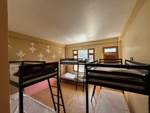 Comfort Shared Dormitory | In-room safe, free WiFi, bed sheets - Yellowjackets Hotel Tosh (Tosh)