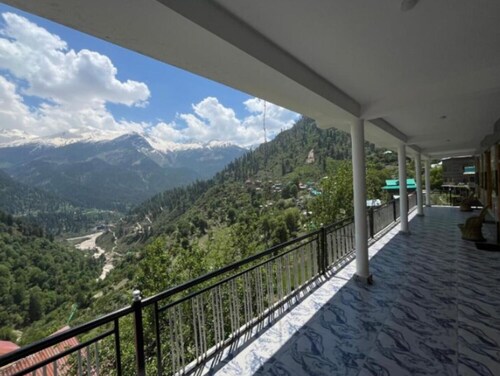 Yellowjackets Hotel Tosh