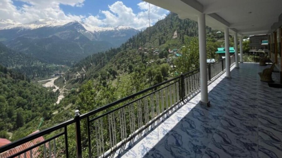 Yellowjackets Hotel Tosh