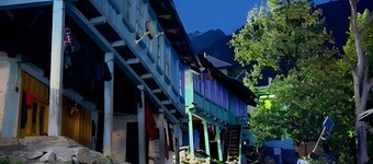Yellowjackets Hotel Tosh