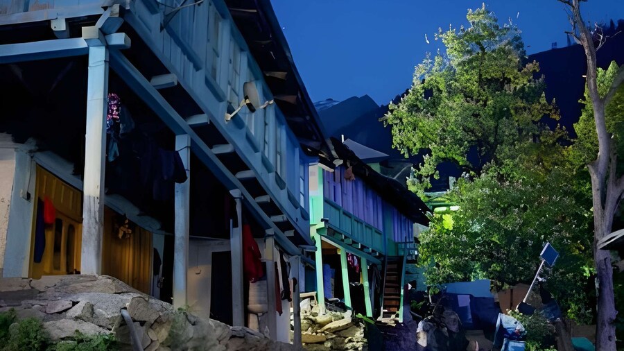 Yellowjackets Hotel Tosh