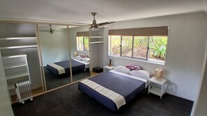 4 bedrooms, desk, iron/ironing board, free WiFi - Relaxing country home half way between Gold Coast and Brisbane (Wolffdene)