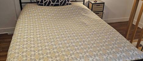 1 bedroom, internet, bed sheets