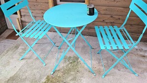 A small, enclosed wooden cabin with a single round table and two chairs. - 35 m² duplex 8 min walk to Montluçon train station (Montluçon)