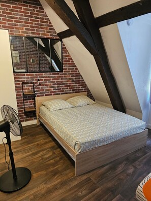 1 habitación, acceso a internet y ropa de cama 