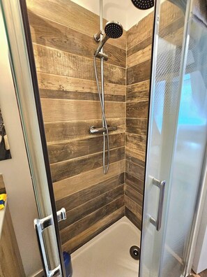 Shower - Charming Studio Apartment in Montluçon's Historic Center (Montluçon)