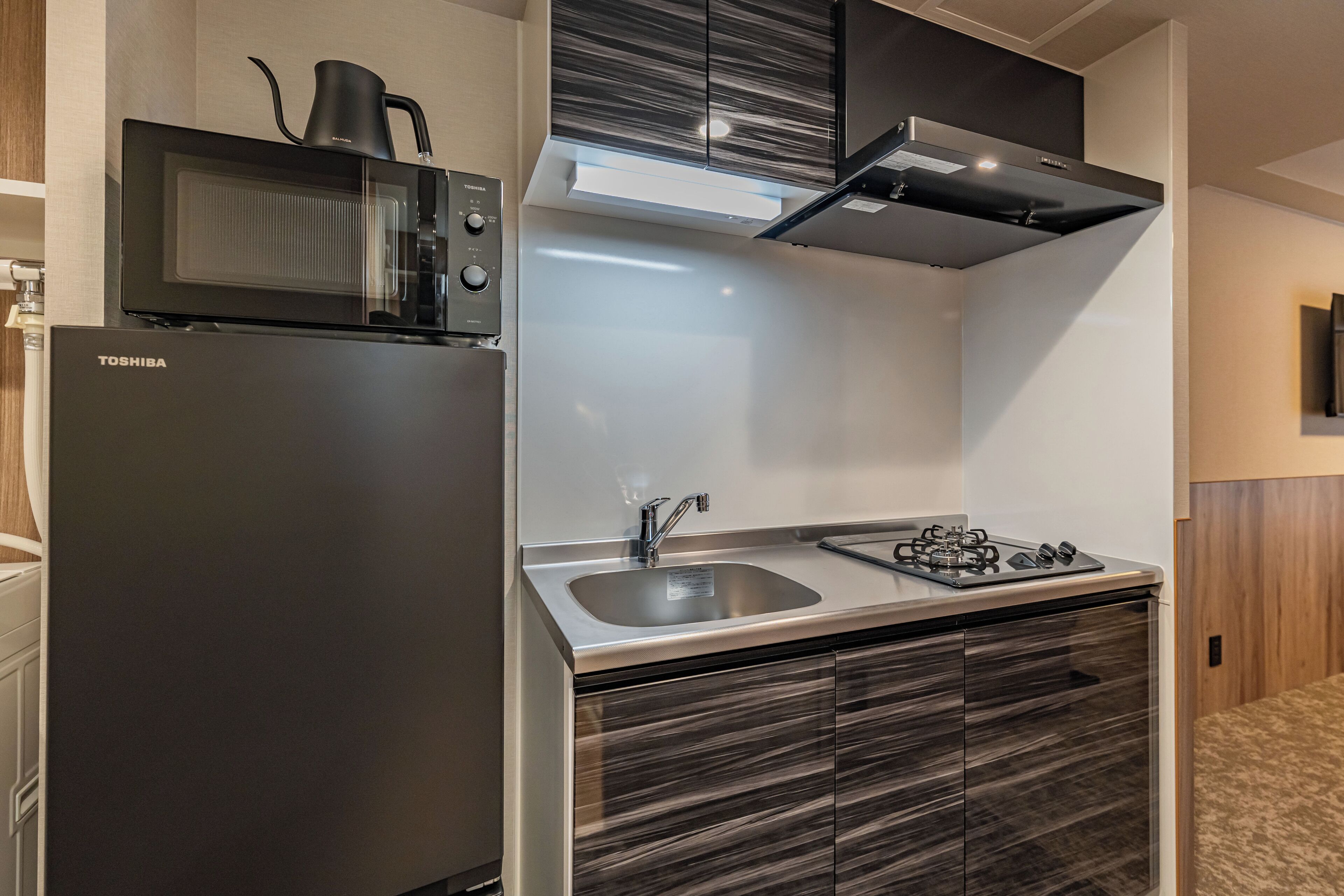 Standard Double Room, 1 Double Bed, Non Smoking | Private kitchen | Full-sized fridge, microwave, stovetop, cookware/dishes/utensils