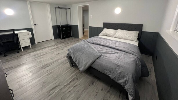 A bedroom with a bed, a desk, and a wardrobe. - Prime Location Studio with Separate amenities (London)