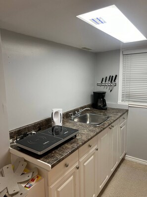 Private kitchen - Prime Location Studio with Separate amenities (London)