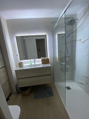 Een douche, een haardroger, handdoeken, zeep