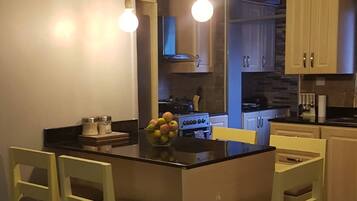 Kjøleskap, mikrobølgeovn, ovn og kokeplater