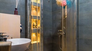 Shower, free toiletries, hair dryer, bathrobes - The Apartments bwebajja (Kampala)