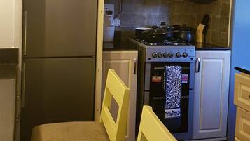 Kjøleskap, mikrobølgeovn, ovn og kokeplater