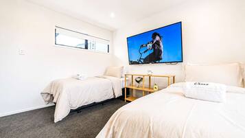 4 habitaciones, tabla de planchar con plancha, wifi y ropa de cama