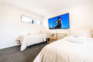 4 bedrooms, iron/ironing board, WiFi, bed sheets - Spacious 4BR Home | Spa and Two Lounges + Games (Christchurch)