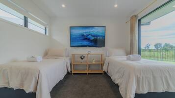 4 bedrooms, iron/ironing board, WiFi, bed sheets