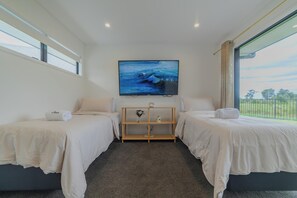 4 bedrooms, iron/ironing board, WiFi, bed sheets - Family Retreat with Spa, Games, and Sunshine (Christchurch)