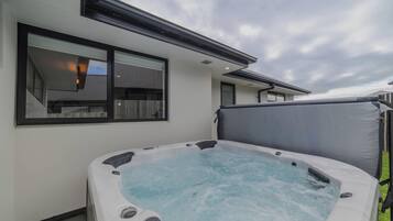 Bain à remous extérieur