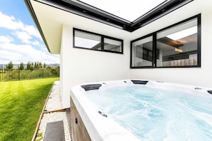Outdoor spa tub - Spacious 4BR Home | Spa and Two Lounges + Games (Christchurch)