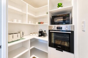 Coffee/tea maker, fridge, microwave, oven - Spacious 4BR Home | Spa and Two Lounges + Games (Christchurch)