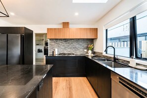 Coffee/tea maker, fridge, microwave, oven - Spacious 4BR Home | Spa and Two Lounges + Games (Christchurch)