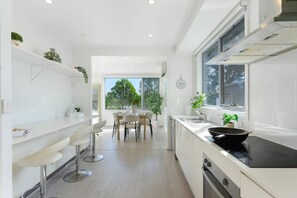 Fridge, microwave, oven, stovetop - Luxry 6BR Home & Private Pool Near Collaroy Beach (Collaroy)