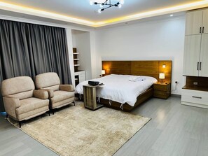 3 quartos, ferros/tábuas de passar roupa, acesso à internet