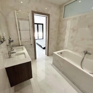 Shower, towels - La Casa Verde , Duplex in the heart of La Marsa (Marsa)