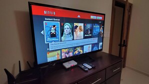 Un téléviseur affichant l’interface de Netflix, avec différentes séries et films.