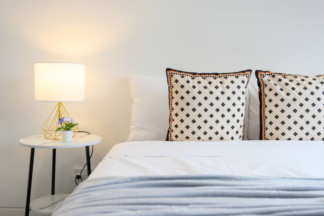 Tabla de planchar con plancha, wifi y ropa de cama 