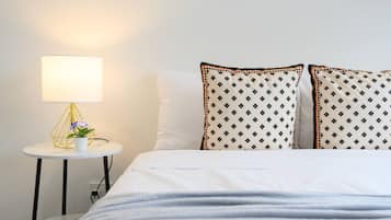 Tabla de planchar con plancha, wifi y ropa de cama