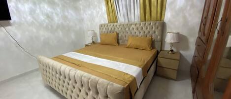 4 habitaciones, tabla de planchar con plancha, internet y ropa de cama