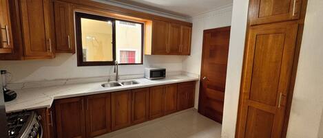 Microondas, horno, parrilla de estufa y cafetera y tetera