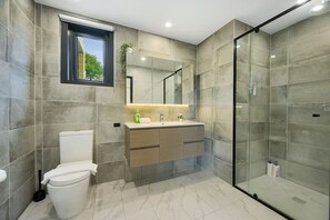 Bathroom - Cozy Studio in Marrickville | Walk to Train (Marrickville)