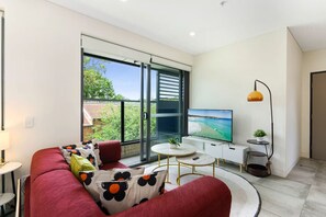 TV - Cozy Studio in Marrickville | Walk to Train (Marrickville)
