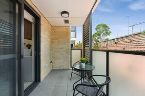 Outdoor dining - Cozy Studio in Marrickville | Walk to Train (Marrickville)