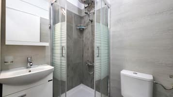 Regadera, toallas, papel de baño