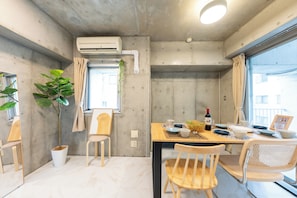 Departamento básico, balcón, vista a la ciudad | Área de sala de estar