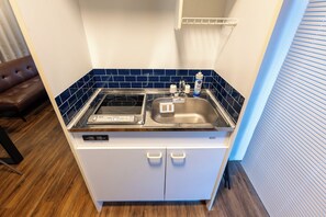 Basic Apartment | Private kitchen | Mini-fridge, microwave, stovetop, cookware/dishes/utensils - Stayloop Hirai (Tokyo)
