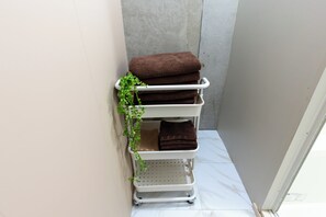 ベーシック アパートメント バルコニー シティビュー | バスルーム | シャワー付き浴槽、バスアメニティ (無料)、ヘアドライヤー、タオル