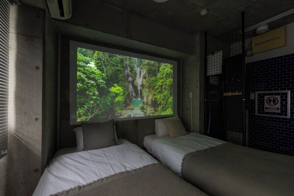 شقة بتجهيزات أساسية - بشرفة - منظر للمدينة | بديكورات فريدة لكل غرفة وطراز ف ريد لكل وحدة وواي فاي مجانًا